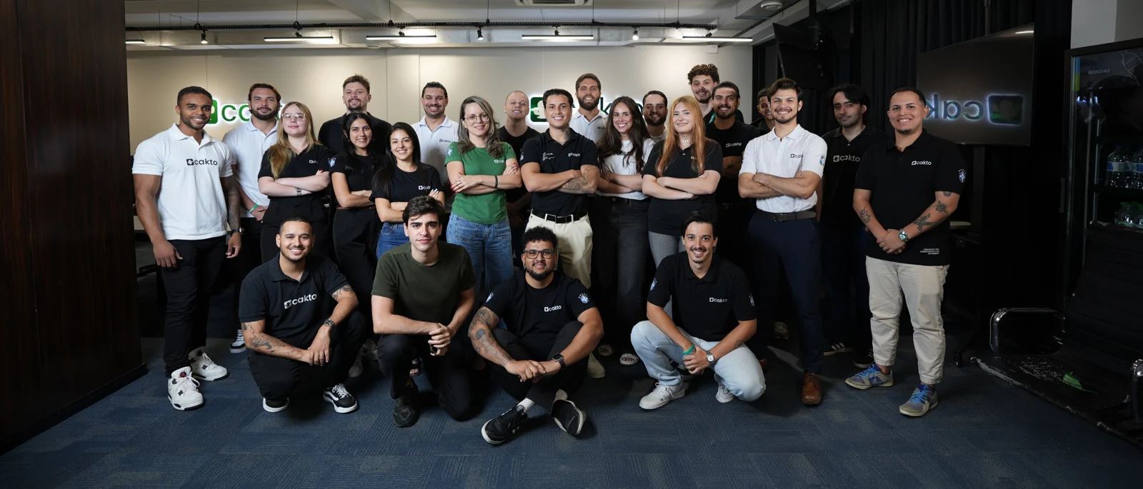 Time da Cakto reunido no escritório em Balneário Camboriú